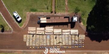 Transportaba más de dos toneladas y media de marihuana encofrado con madera de eucalipto y pino