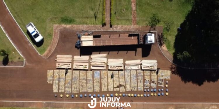 Transportaba más de dos toneladas y media de marihuana encofrado con madera de eucalipto y pino