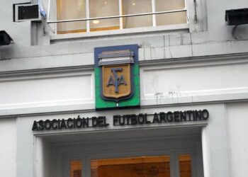 El esquema empresarial opaco que domina la seguridad del fútbol argentino