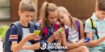 Francia avanza con una ley que prohíbe redes sociales a menores de 15 años