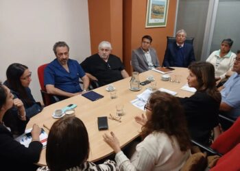 La calidad de servicios y el reconocimiento a profesionales son prioridades del ISJ y el Colegio Médico