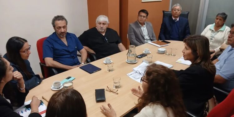 La calidad de servicios y el reconocimiento a profesionales son prioridades del ISJ y el Colegio Médico