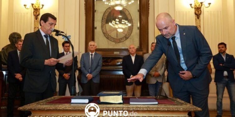 Carlos Sadir tomó juramento al nuevo ministro de Minería