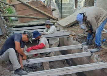 Se realiza la loza para tapar el canal de barrio Paterson