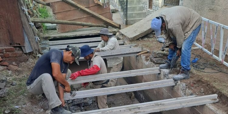 Se realiza la loza para tapar el canal de barrio Paterson