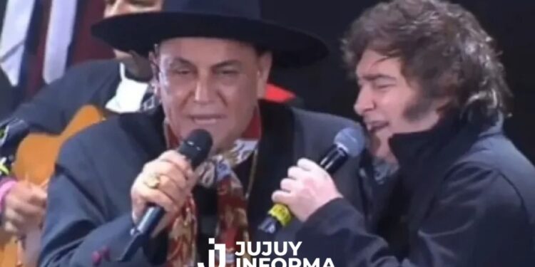 Milei en Jesús María: cantó con El Chaqueño y agradeció a Córdoba por “ayudarlo a ser presidente”