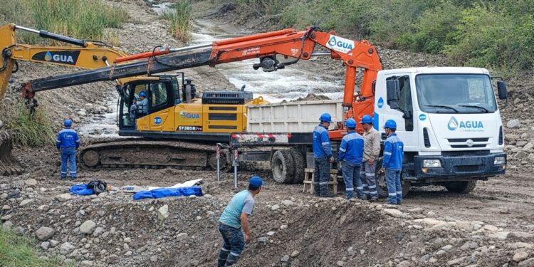 Agua Potable de Jujuy repara un acueducto en Río Blanco y asiste con camiones a los barrios afectados