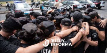 Los policías levantaron la protesta en Santa Fe luego de que Pullaro anunciara un aumento salarial