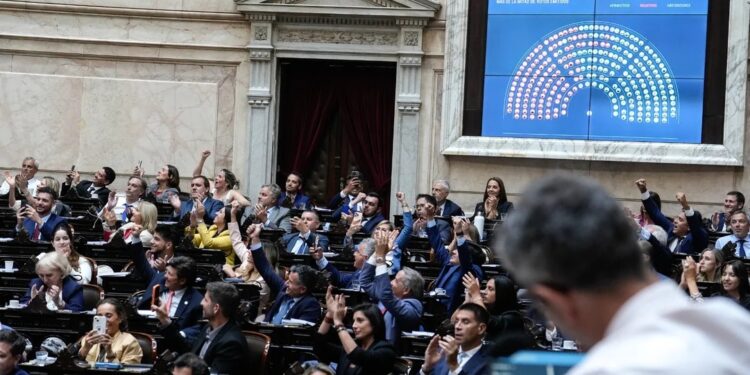 El oficialismo aprobó en Diputados la reforma laboral en una sesión tensa y marcada por escándalos