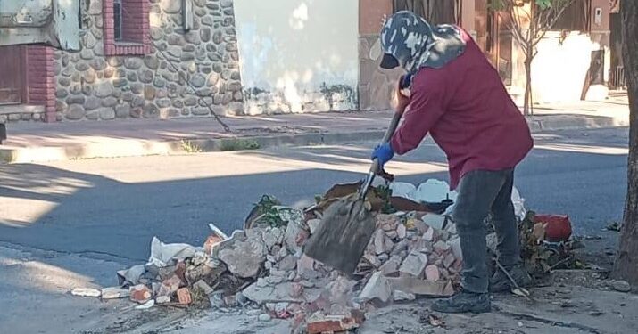 En San Pedro, constantemente erradican microbasurales