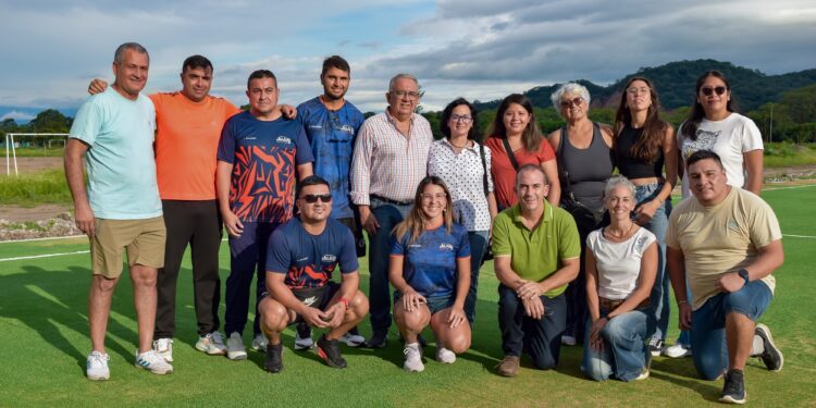 Julio Bravo recorrió junto a las asociaciones la nueva cancha de hockey