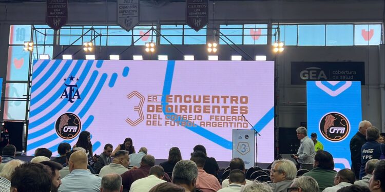 Dirigentes de la Liga del Ramal estuvieron presentes en el encuentro de dirigentes del CFFA