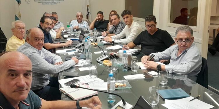 Expendedores de combustibles analizaron la situación del sector en reunión nacional de CECHA