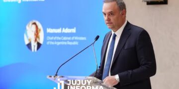 La Fiscalía Anticorrupción abrió una investigación por los viajes de Adorni