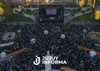 Una multitud colmó Plaza de Mayo a 50 años del Golpe
