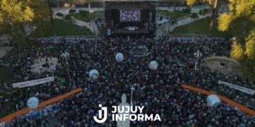 Una multitud colmó Plaza de Mayo a 50 años del Golpe