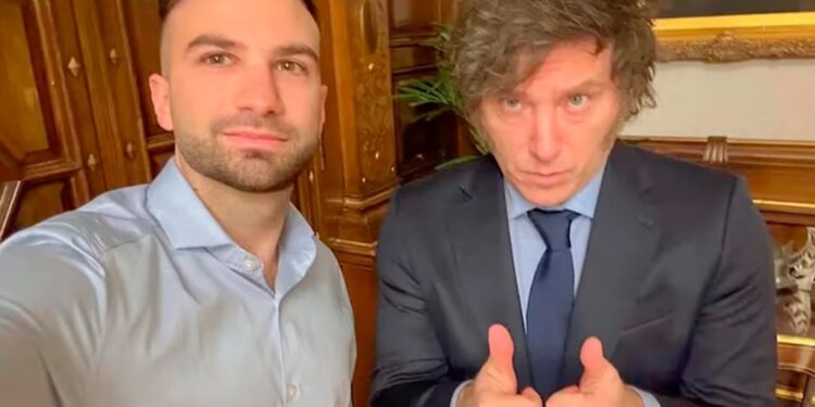 La querella asegura que Mauricio Novelli habría manejado redes de Javier Milei y difunde chats