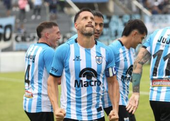 Gimnasia gana y sube