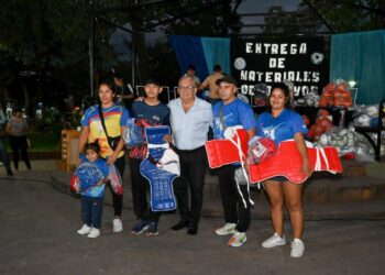 El Intendente Julio Bravo realizó la entrega de material deportivo
