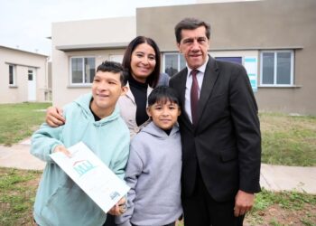 Sadir encabezó la entrega de 40 viviendas en Calilegua financiadas con recursos provinciales