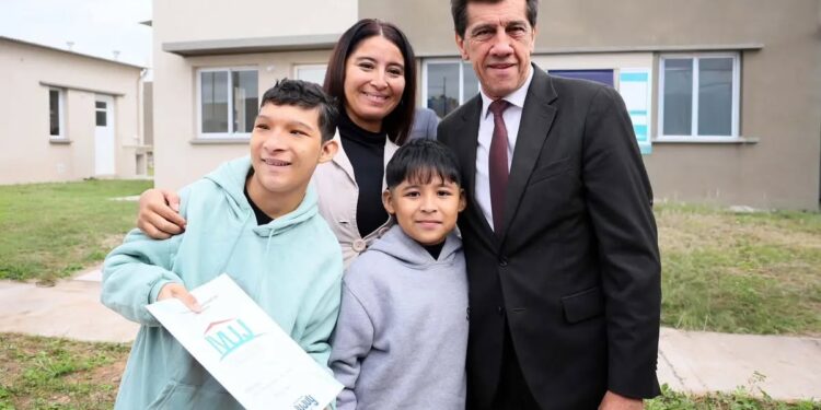 Sadir encabezó la entrega de 40 viviendas en Calilegua financiadas con recursos provinciales
