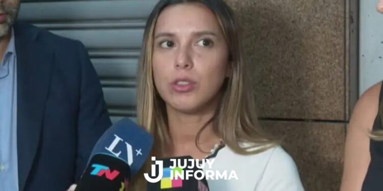 Agostina Páez vuelve hoy al país tras pagar su fianza en Brasil