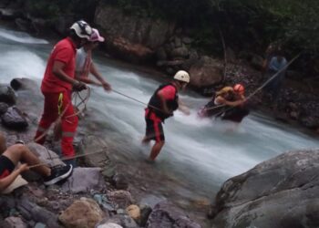 Doble operativo de rescate en ríos jujeños: asistieron a seis personas varadas