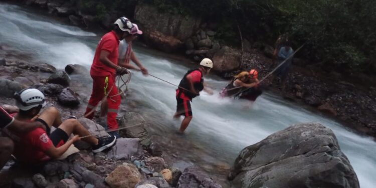 Doble operativo de rescate en ríos jujeños: asistieron a seis personas varadas