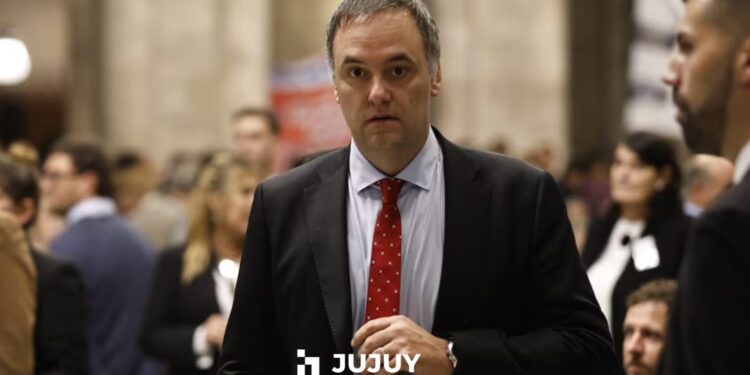 Gastos, deudas e ingresos: las cuentas que hace la Justicia para saber si Adorni tiene más de lo que gana