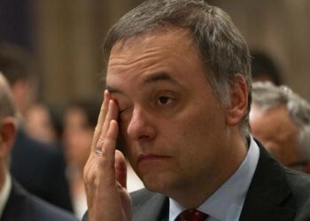 En un país azotado por la crisis, Adorni es cada vez más millonario