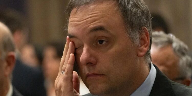 En un país azotado por la crisis, Adorni es cada vez más millonario