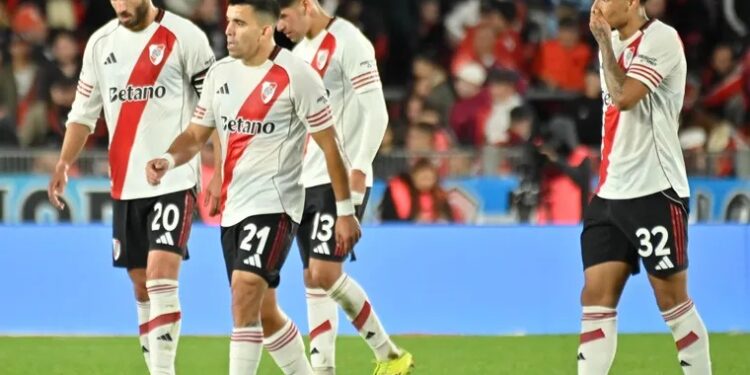 River perdió con Atlético Tucumán y se fue silbado