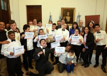 El gobernador entregó certificados de capacitación a personas con discapacidad