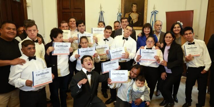 El gobernador entregó certificados de capacitación a personas con discapacidad