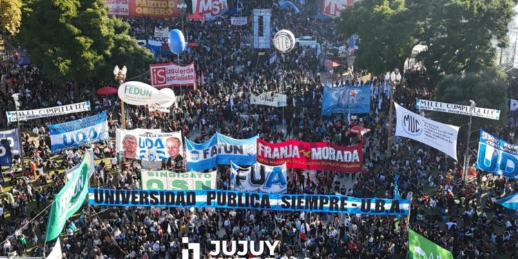 Masivo reclamo universitario contra el Gobierno: “Cumplan con la ley, no hipotequen el futuro”