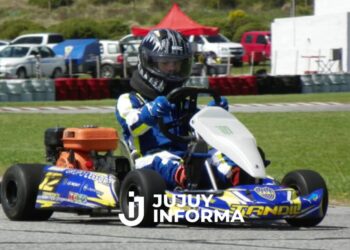 Lucas tiene 19 años y es el 1° piloto de karting del mundo con síndrome de down