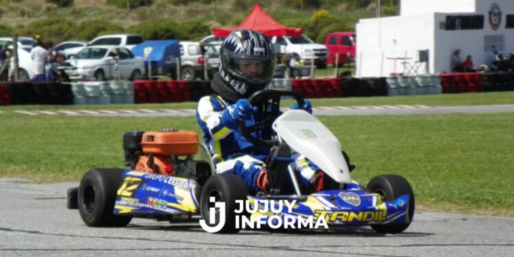 Lucas tiene 19 años y es el 1° piloto de karting del mundo con síndrome de down