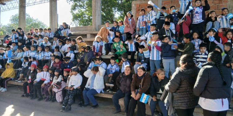 La Escuela N° 281 se vistió de celeste y blanco en una espectacular Muestra Pedagógica «Modo Mundial»