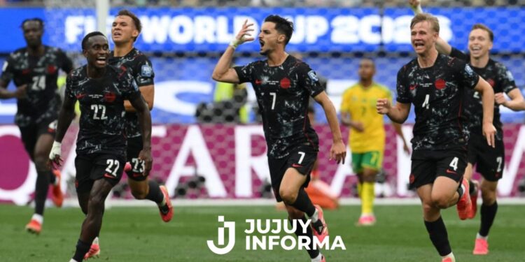 Con gol en tiempo de descuento, Canadá venció a Sudáfrica y pasó a octavos de final