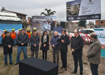 Sadir encabezó el inicio de obra de un complejo habitacional de 45 departamentos en El Carmen