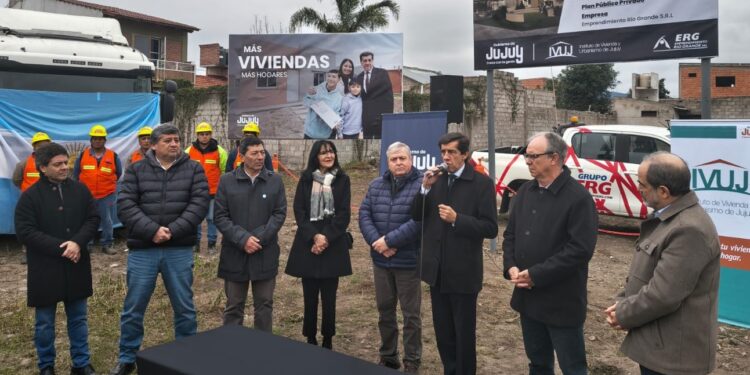 Sadir encabezó el inicio de obra de un complejo habitacional de 45 departamentos en El Carmen