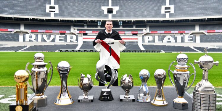 Armani se despidió de River en una emotiva conferencia de prensa
