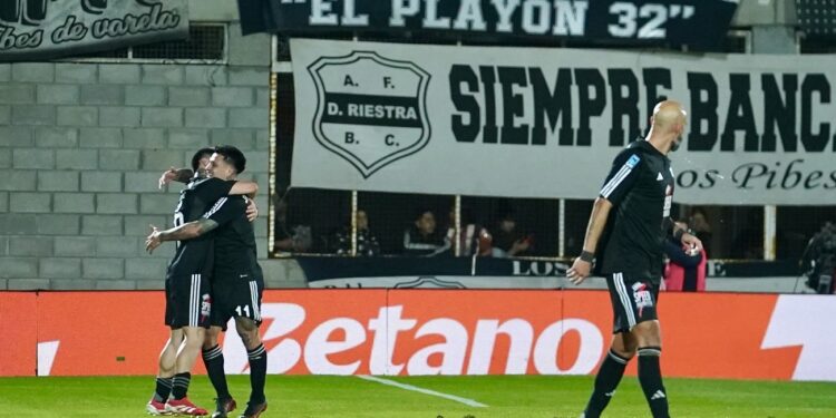 Riestra le ganó por goleada a Boca