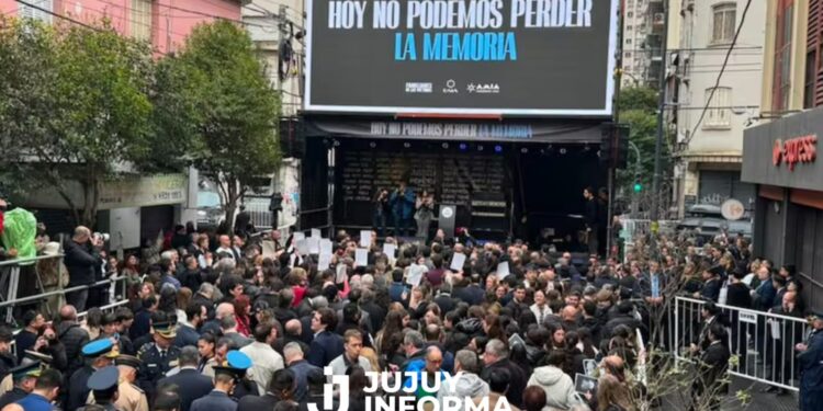 Homenajean a las víctimas del atentado a la AMIA a 32 años del ataque, con la presencia de Javier Milei