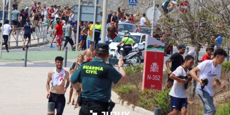 Crisis en Ceuta: España pide el cierre urgente de la frontera tras la entrada masiva de miles de migrantes