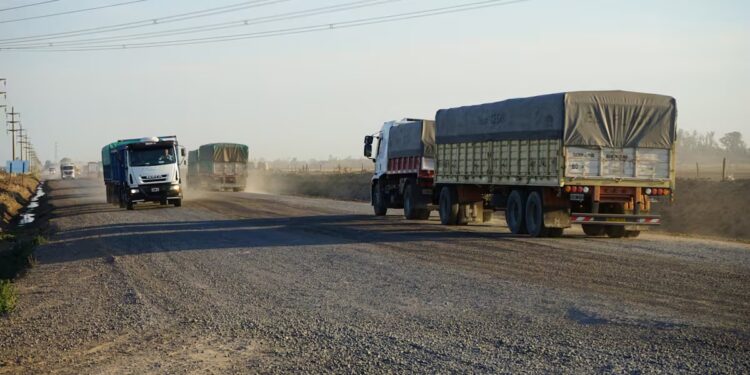 El Gobierno recaudó $1,5 billones para rutas y obras viales, ejecutó apenas una cuarta parte y colocó más de $1 billón en plazos fijos y títulos públicos