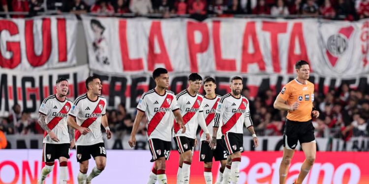 River perdió y el «Monumental» quedó en llamas