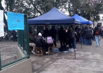 Estudiantes del IES 9 se concentran de manera pacífica y reclaman por la devolución de los libros matriz