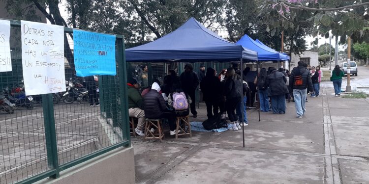 Estudiantes del IES 9 se concentran de manera pacífica y reclaman por la devolución de los libros matriz