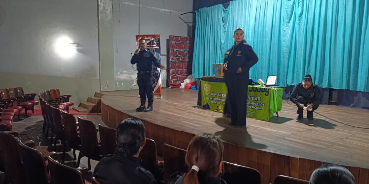 Capacitan a la Policía y a la comunidad sobre prevención de consumos problemáticos en San Pedro de Jujuy